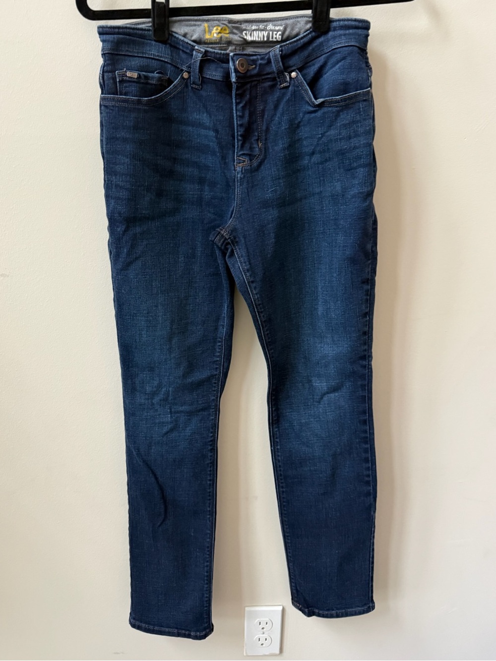 Lee Mid rise Skinny Leg Jeans in Dark Blue Size 8 Short